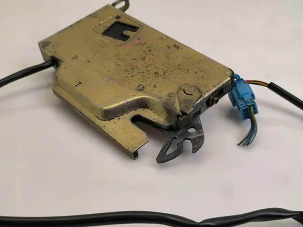 Audi 80/90/S2 B4 Klapdakslot OEM 8G0825395G image 3