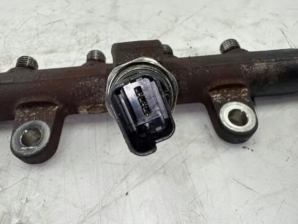 Distributeur de carburant OEM 8200704212 pour Renault Megane III image 3