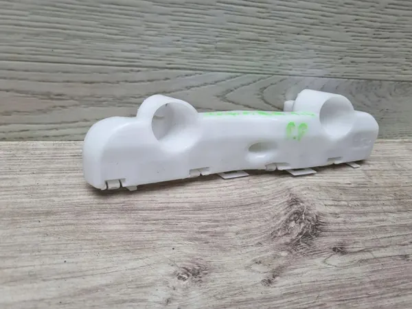 Nissan Navara 2022 Elementos de montagem dianteira direita OEM 622224JA0A image 2