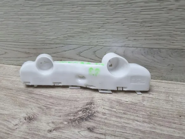 Nissan Navara 2022 Elementos de montagem dianteira direita OEM 622224JA0A image 3