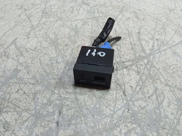 Conector Puerto USB Hyundai i40 OEM 961203Z500 image 2