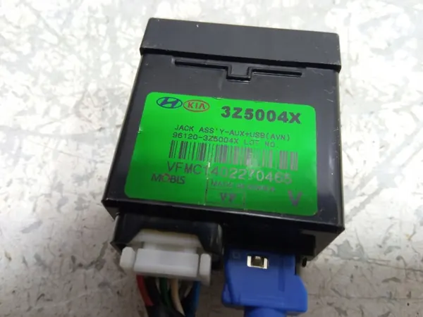 Conector Puerto USB Hyundai i40 OEM 961203Z500 image 3