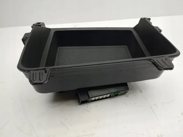 Audi A3 8Y 2023 Fram 12V Uttag OEM 8Y2864131 image 3