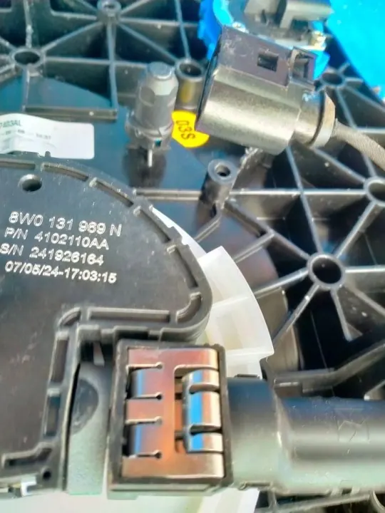 Pompe Réservoir AdBlue Audi A4 B9 OEM 8W0131878CD image 5