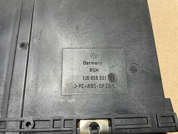 VW GOLF IV Mukiteline 1J0858601D image 4