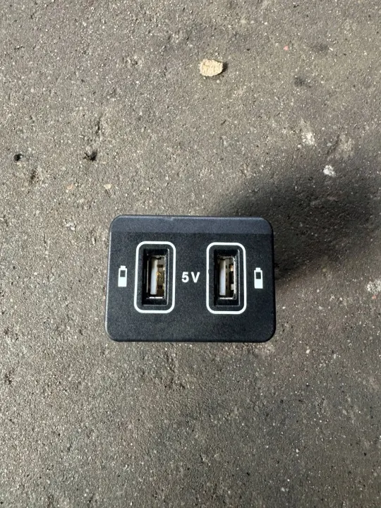 Tomada USB OEM A2058207001 para Mercedes C W205 image 2