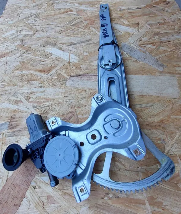 Toyota Yaris III Linke Heckscheibe OEM 973582101 image 2