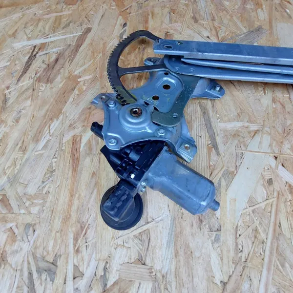 Toyota Yaris III Linke Heckscheibe OEM 973582101 image 3