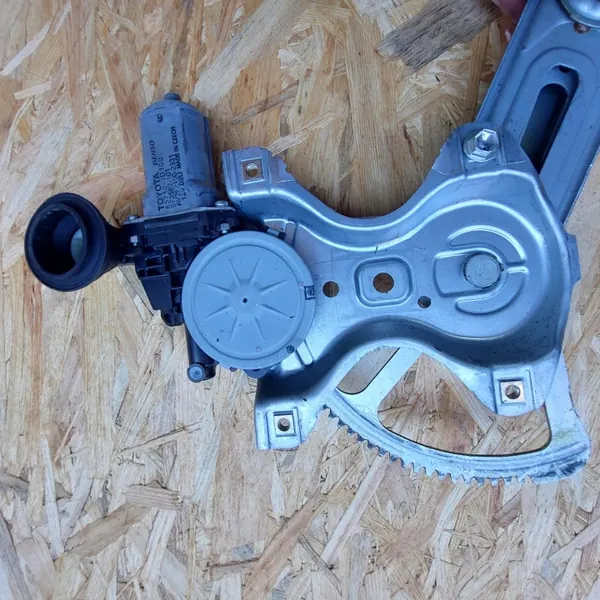 Toyota Yaris III Linke Heckscheibe OEM 973582101 image 4