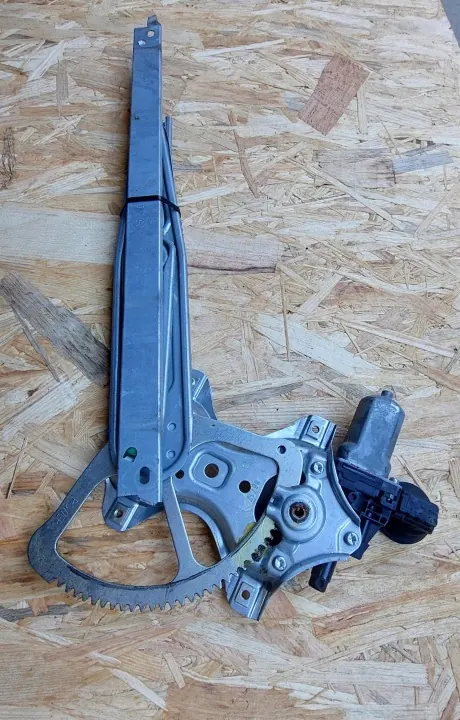 Toyota Yaris III Linke Heckscheibe OEM 973582101 image 6