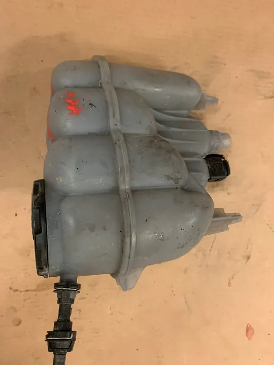 Audi OE 8W0121405L koelvloeistofreservoir image 2