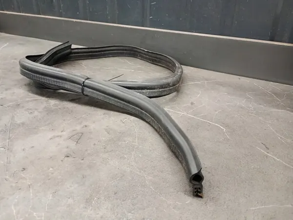 Joint de compartiment moteur Mercedes W211 image 3