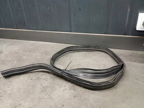 Joint de compartiment moteur Mercedes W211 image 4