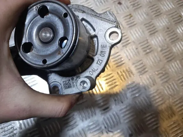 Pompe à eau OEM 04L121011E pour VW 2.0 TDI image 3