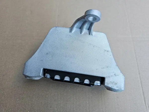 Soporte Motor KIA OEM 21865-X300 - Usado image 3