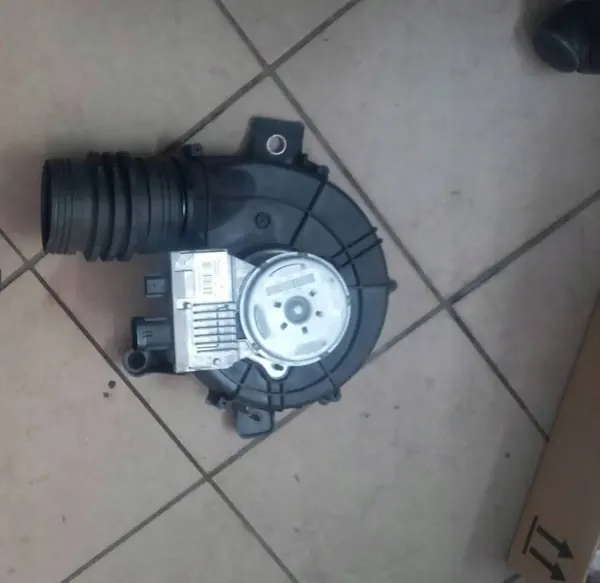 Koelventilator Renault Zoe OEM A4535000500 - Gebruikt image 2