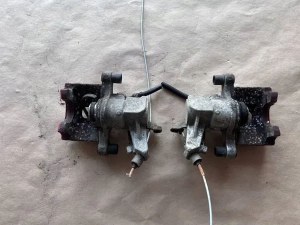 Remklauw achter links + rechts OEM FKE761 set image 5