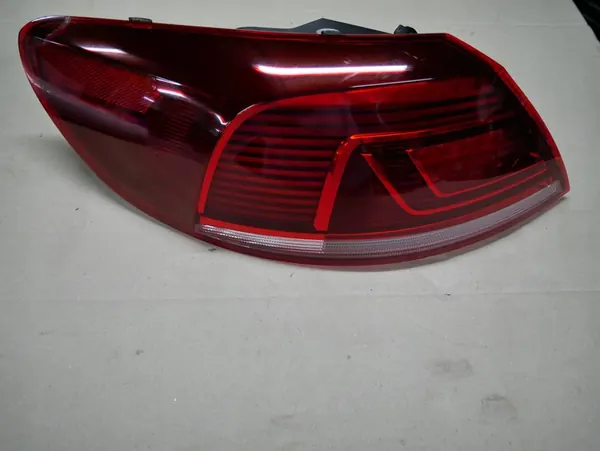 VW CC Lift Luz Trasera Izquierda Fender Usada 3C8945207AD image 2