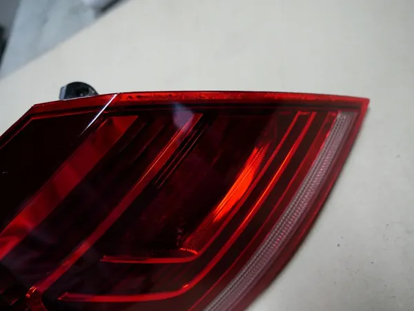 VW CC Lift Luz Trasera Izquierda Fender Usada 3C8945207AD image 4