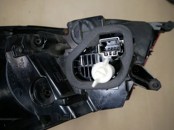 VW CC Lift Luz Trasera Izquierda Fender Usada 3C8945207AD image 7