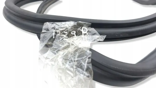 Junta de maletero Porsche Taycan OEM AMD228407 - Usado image 7