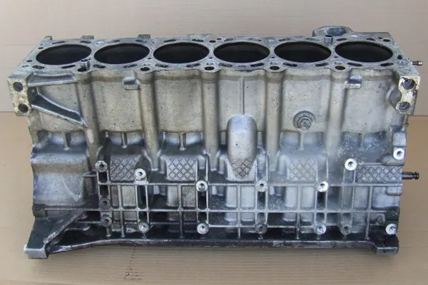 BMW Motorblock Unterteil OEM 7502903 - Gebraucht image 2