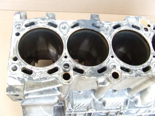 BMW Motorblock Unterteil OEM 7502903 - Gebraucht image 4