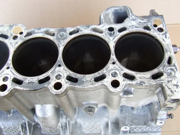 BMW Motorblock Unterteil OEM 7502903 - Gebraucht image 5