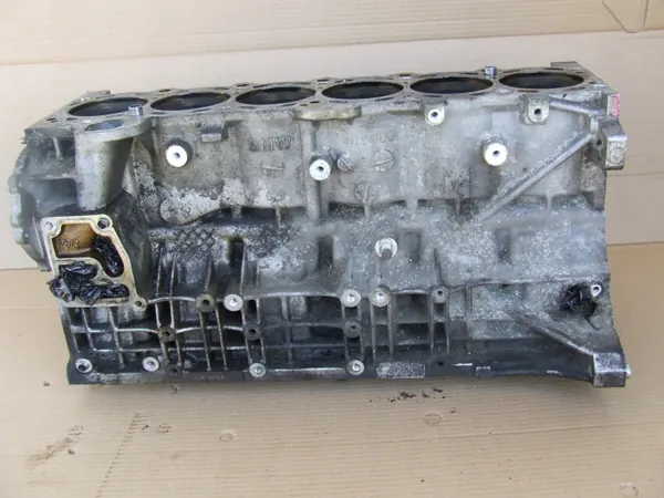 BMW Motorblock Unterteil OEM 7502903 - Gebraucht image 9