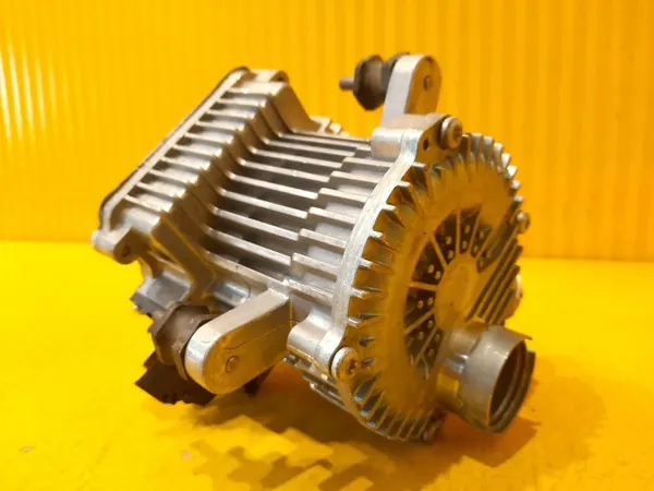 Bomba de aire secundaria Audi usada OEM 04E959135C image 5