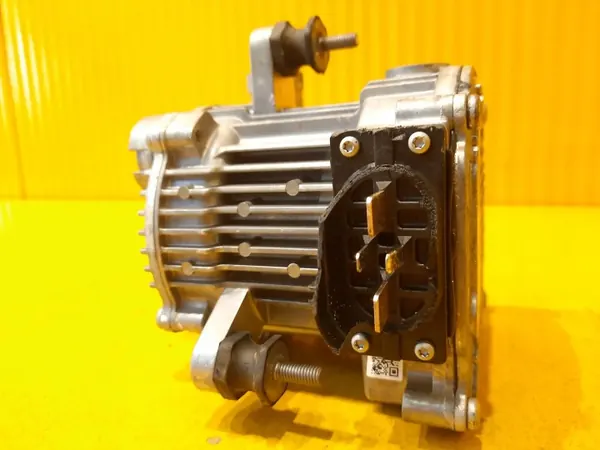 Bomba de aire secundaria Audi usada OEM 04E959135C image 6
