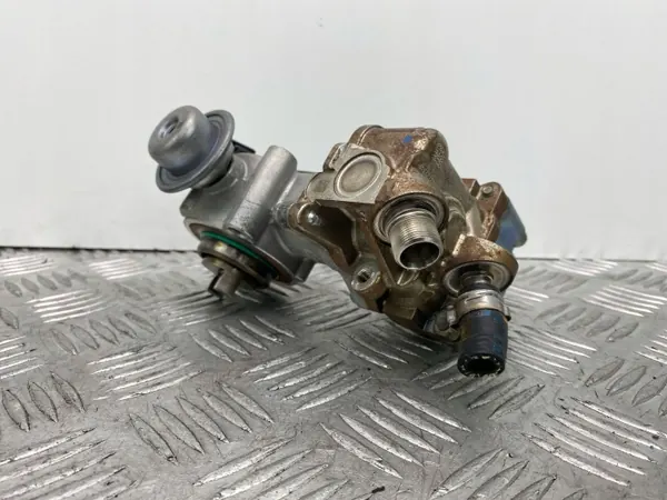 Mercedes C250 CGI W204 Bränslepump OEM A2710702201 image 3
