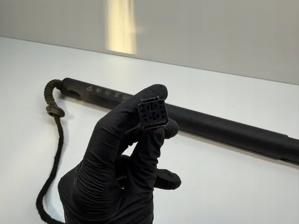 AUDI A5 8W Elektrisk Aktuator Bagagelucka 8W8827051E image 4