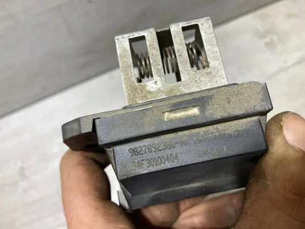 CITROEN C3 III 1.5 HDI Tuulettimen Relaismoduli 9827892380 image 2