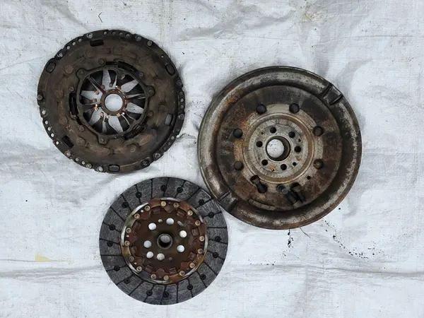 Volante de Dupla Massa Embreagem Volkswagen Transporter T5 1.9 TDI image 2