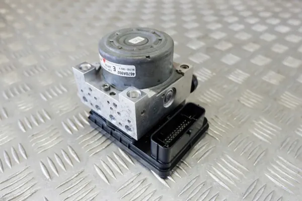 Pompe ABS OEM 4670A992 pour Mitsubishi Outlander III image 4