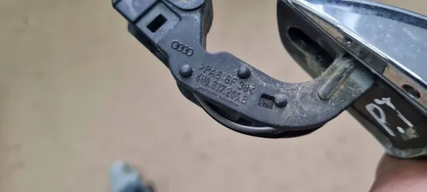 Tirador puerta trasera derecha Audi A6 C7 OEM 4H0837206B image 9