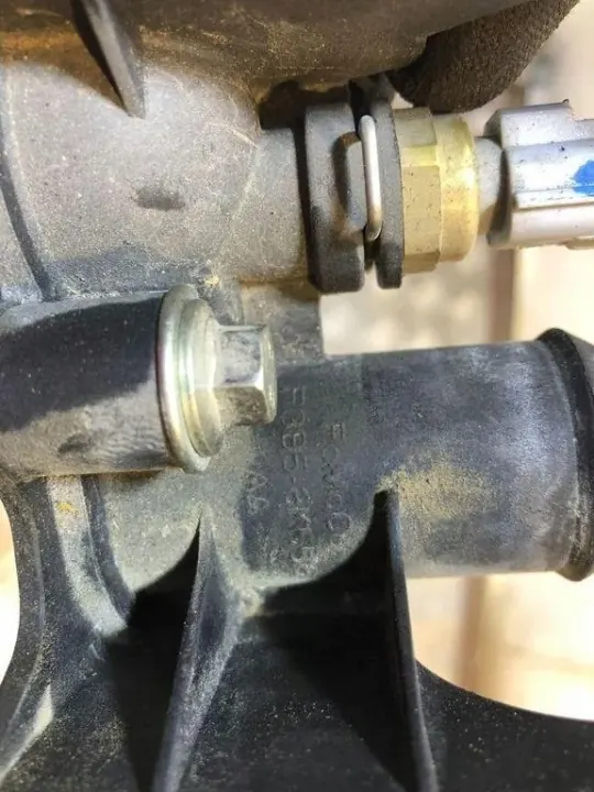 Ford Fiesta termostaatin kotelo OEM F3858K556 image 3