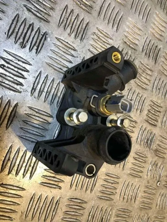 Ford Fiesta termostaatin kotelo OEM F3858K556 image 5
