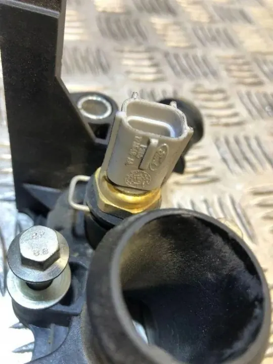 Ford Fiesta termostaatin kotelo OEM F3858K556 image 6
