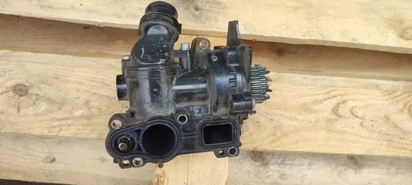 Termostat hus Vattenpump 06H121026BE Audi VW Skoda image 2