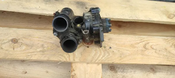 Termostat hus Vattenpump 06H121026BE Audi VW Skoda image 3