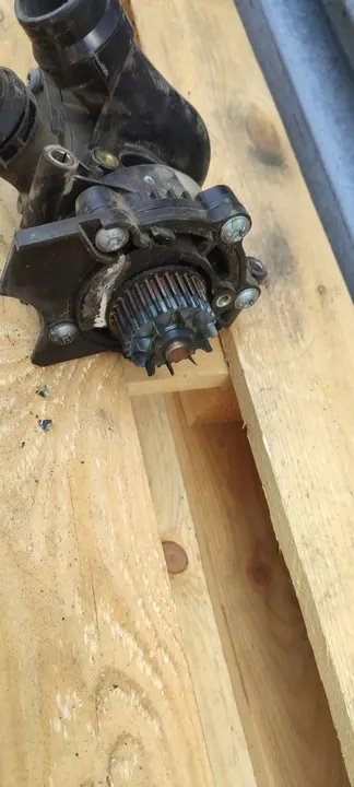 Termostat hus Vattenpump 06H121026BE Audi VW Skoda image 4