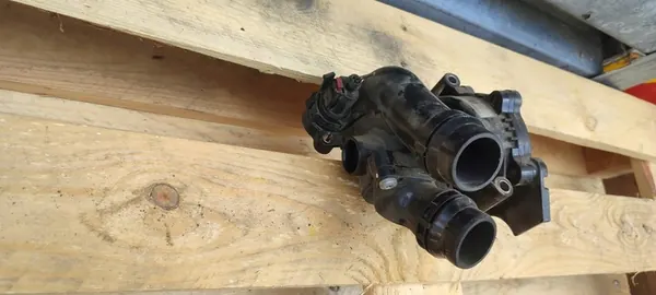 Termostat hus Vattenpump 06H121026BE Audi VW Skoda image 5