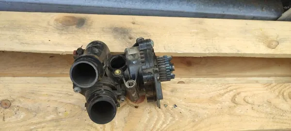 Termostat hus Vattenpump 06H121026BE Audi VW Skoda image 6