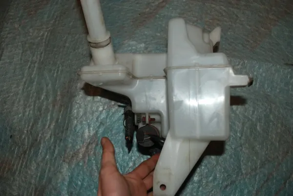 Spolarbehållare OEM HLC-23034 för Nissan Leaf I 10-12 image 5