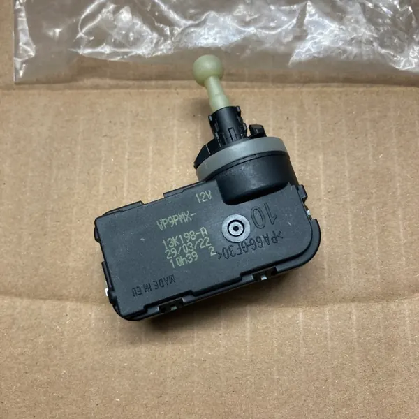 Opel Corsa D Ajovalosäätömoottori OEM 13305440 image 3