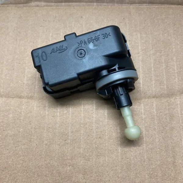 Opel Corsa D Ajovalosäätömoottori OEM 13305440 image 4