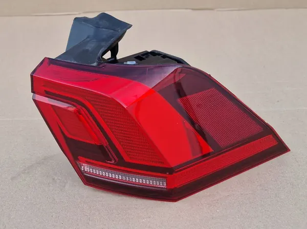 Lámpara trasera derecha VW TIGUAN 5NA945096C image 2