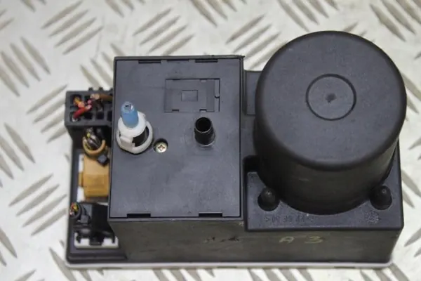 Centrallås pump Audi A3 8L 1996-2003 OEM 8L0862257L image 2